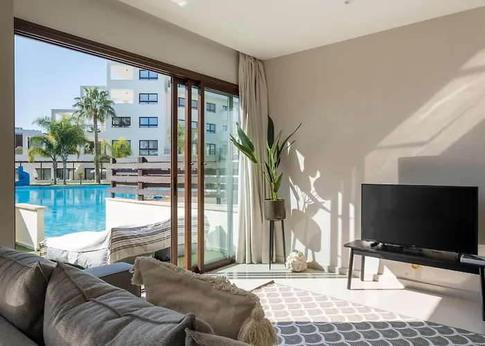 Sanders Aqua Park - Precious 3-bedroom Holiday With Shared Pool *