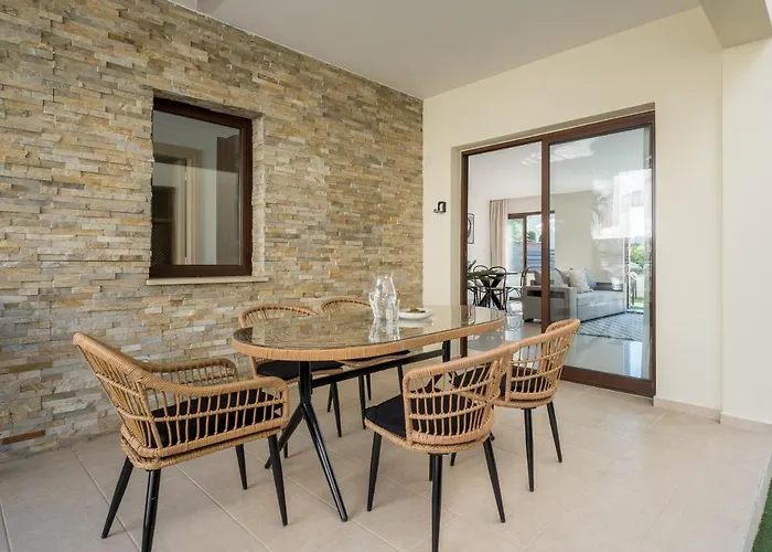 Nyaraló Sanders Aqua Park - Precious 3-bedroom Holiday With Shared Pool Limassol