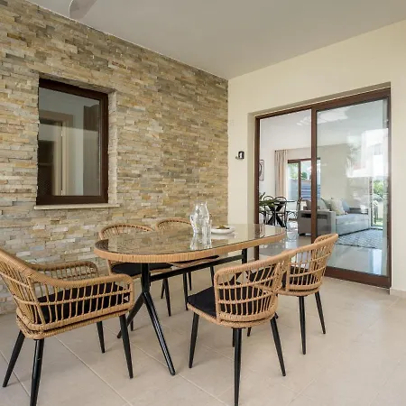 Ferienhaus Sanders Aqua Park - Precious 3-bedroom Holiday With Shared Pool Limassol